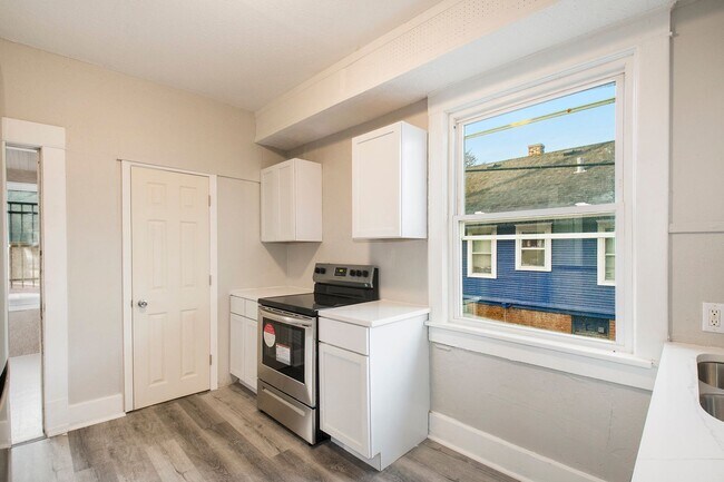 Building Photo - 3 bed/1.5 Bath Single Family Home