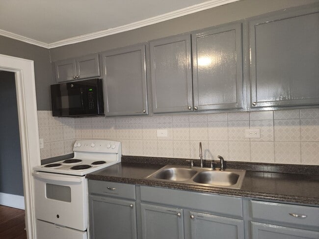 Building Photo - Left Side of Duplex