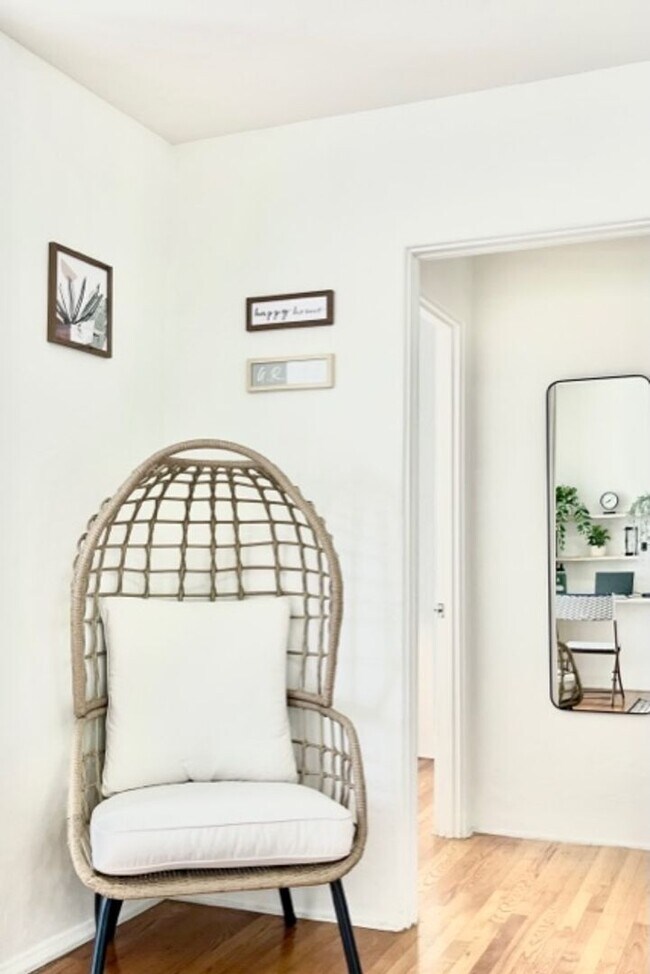Building Photo - Beautiful 1B/1BA Upstairs Furnished Apt in...