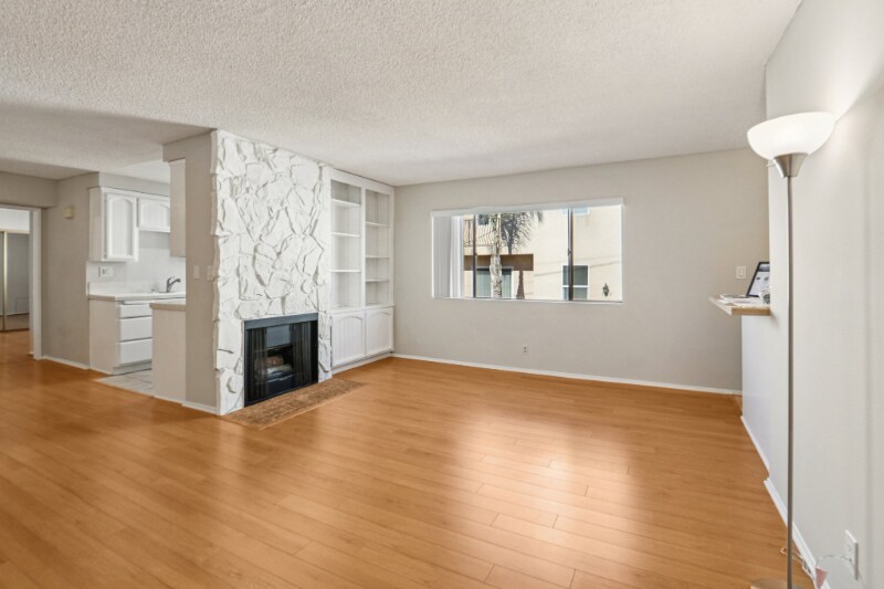 Building Photo - 725 E Providencia Ave