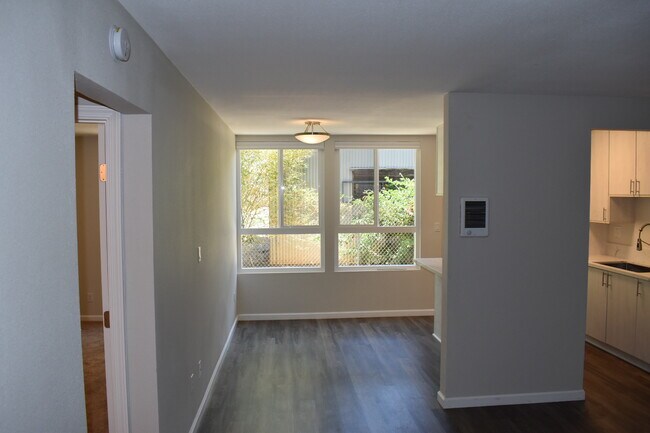 Building Photo - 279 Moss St