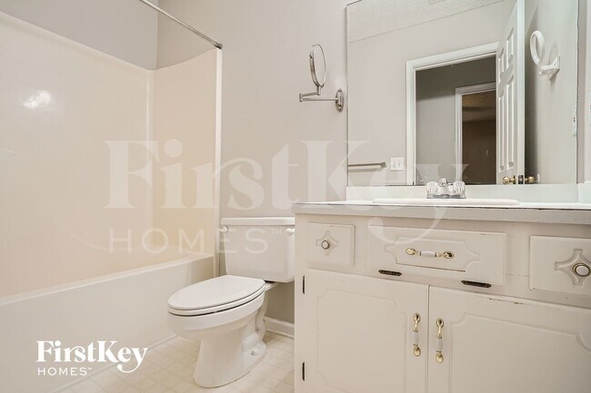 Building Photo - 6215 Little Ridge Rd