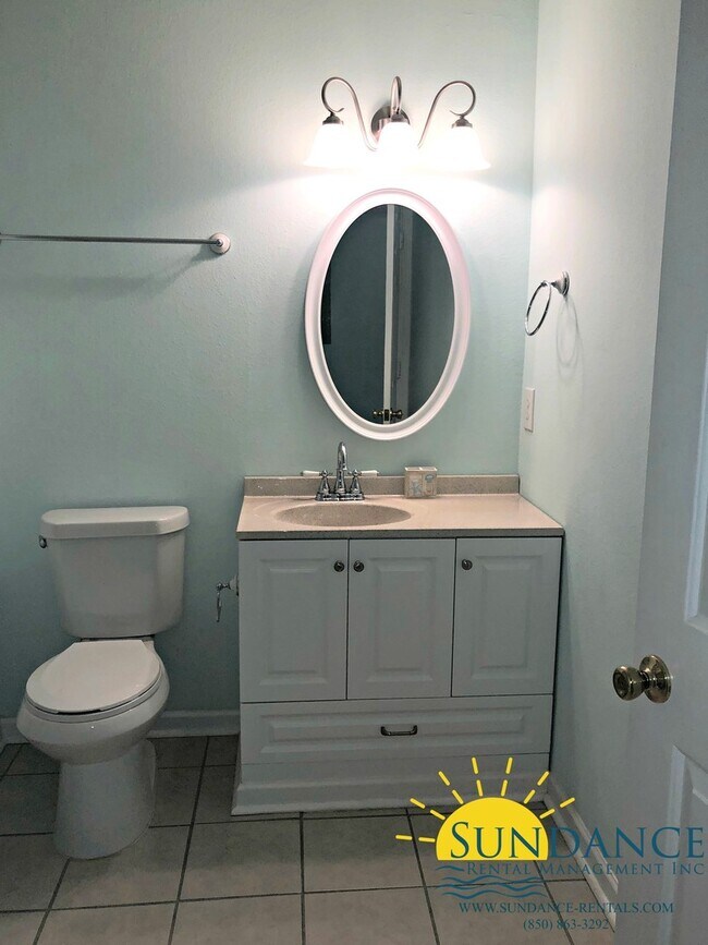 Building Photo - Convenient Destin Living with Community Am...