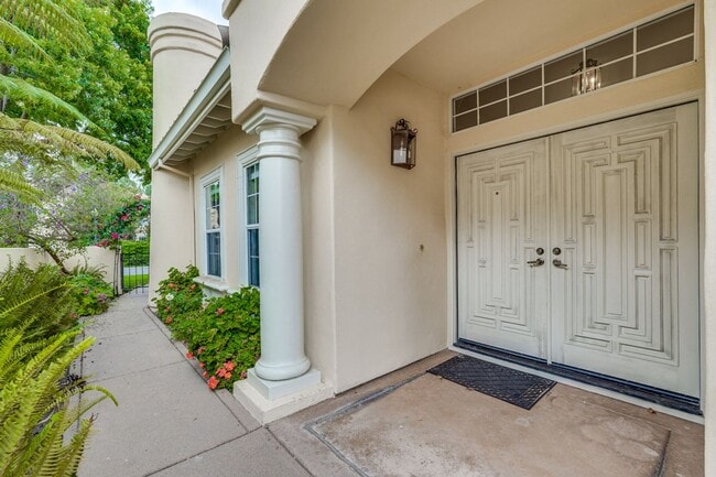 Building Photo - Lovely and spacious 3BR 2.5BA townhouse in...