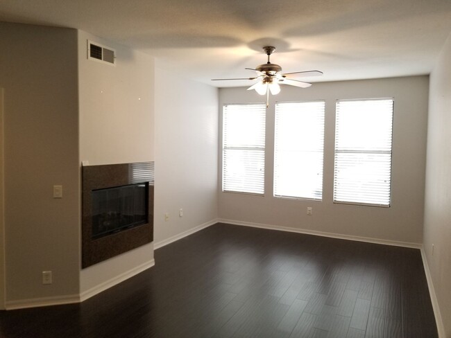 Building Photo - DEPOSIT FREE PROGRAM!! Beautiful 1 Bed Roo...