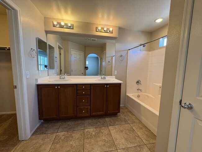 Building Photo - Beautiful 4 Bedroom Home in Mountains Edge!