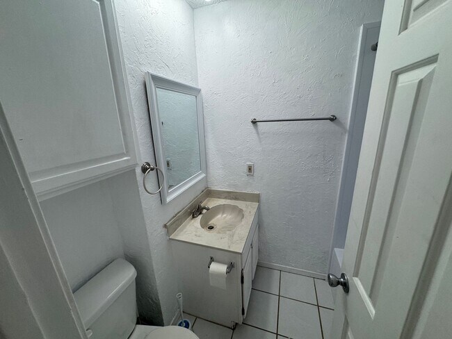Building Photo - 3 bedroom, 2 bath 2 car garage home for re...