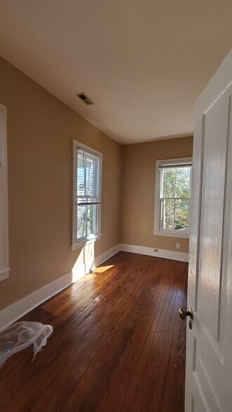 Building Photo - 210 N 6th St