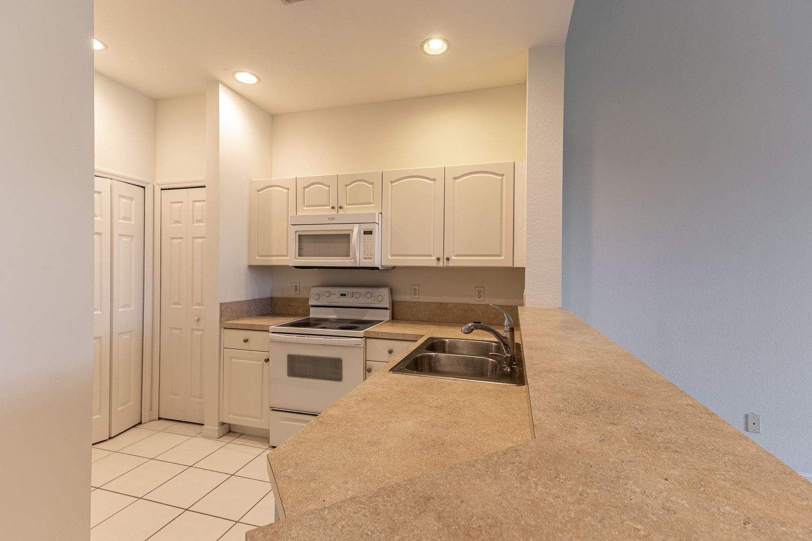 Building Photo - Spacious 3/2  in gated community off Colonial Blvd