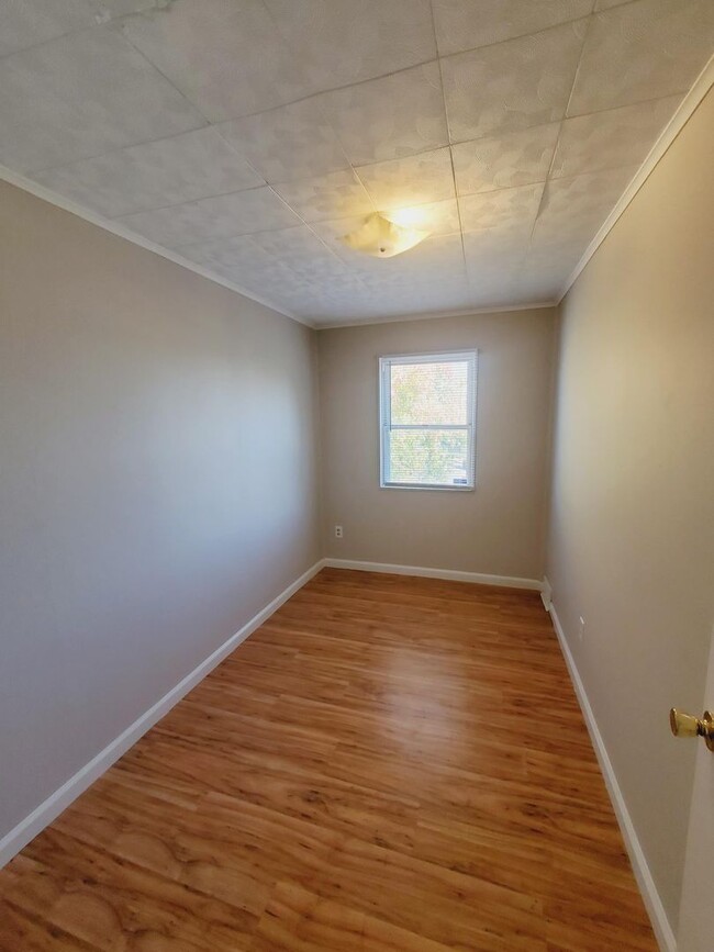 Building Photo - 3 Bed, 1 Bath Townhouse with Fenced Yard, ...