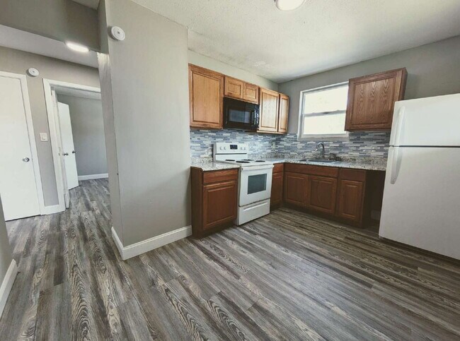 Building Photo - "Cozy 2-Bedroom, 1-Bath Haven Near Brentwood Park"