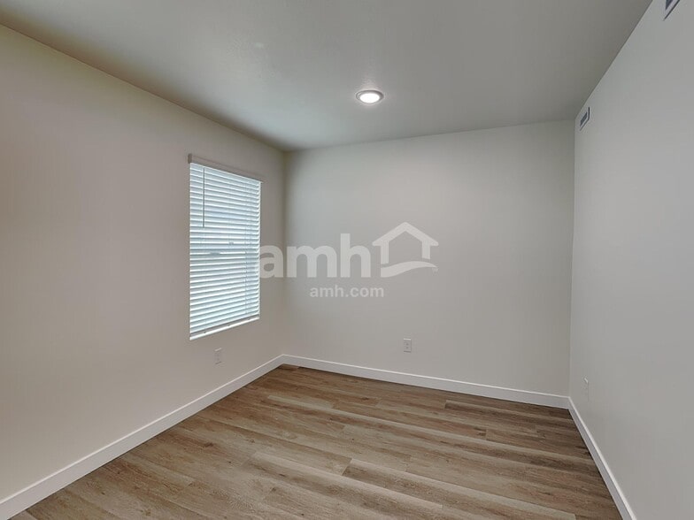 Building Photo - 1322 W Mahogany St