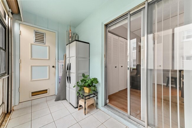 Building Photo - 302 Capri Dr