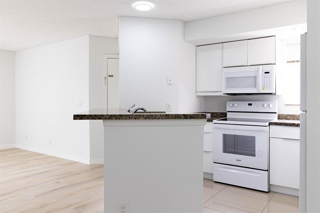 Building Photo - 3350 Pinewalk Dr N