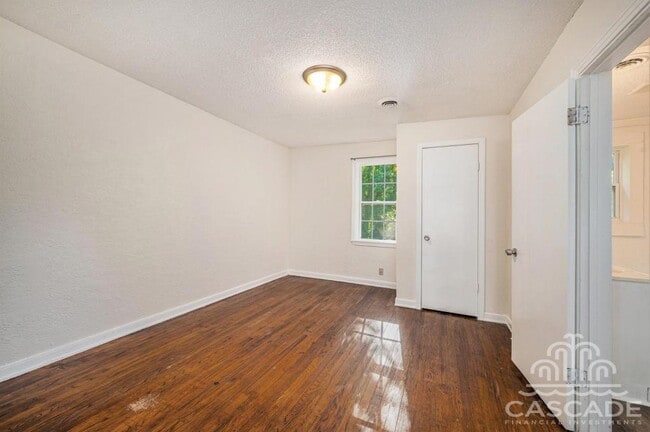 Building Photo - 707 N Forest Ave