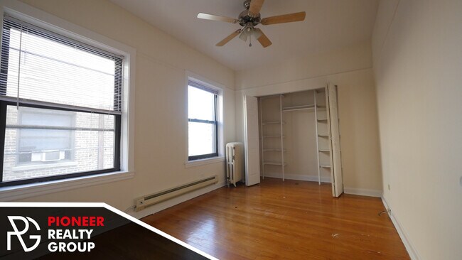 Building Photo - 812 W Waveland Ave