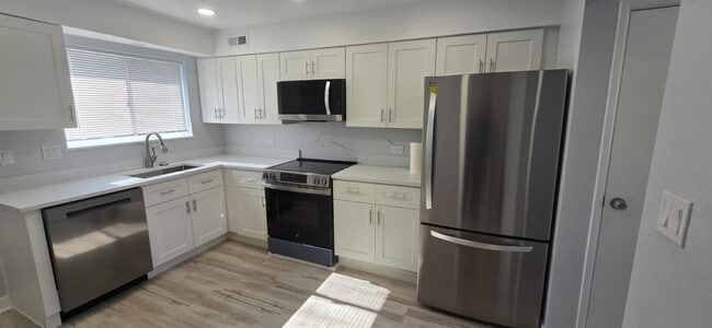 Building Photo - 9475 Bay Colony Dr