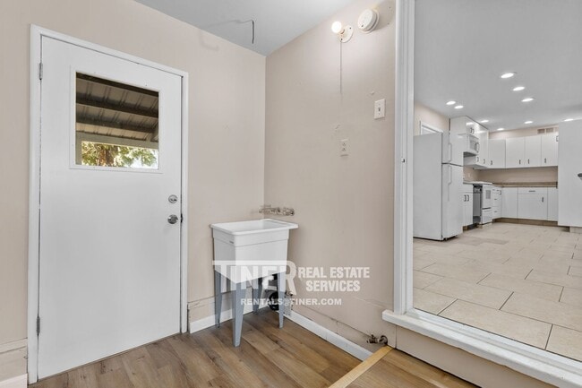 Building Photo - 2501 Laurence Ave