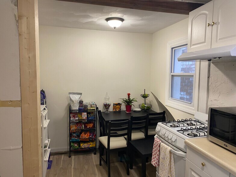 Dining Area - 423 W Doty St