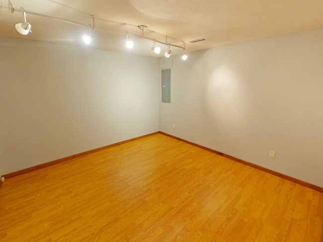 Building Photo - 213 N Summitlawn St