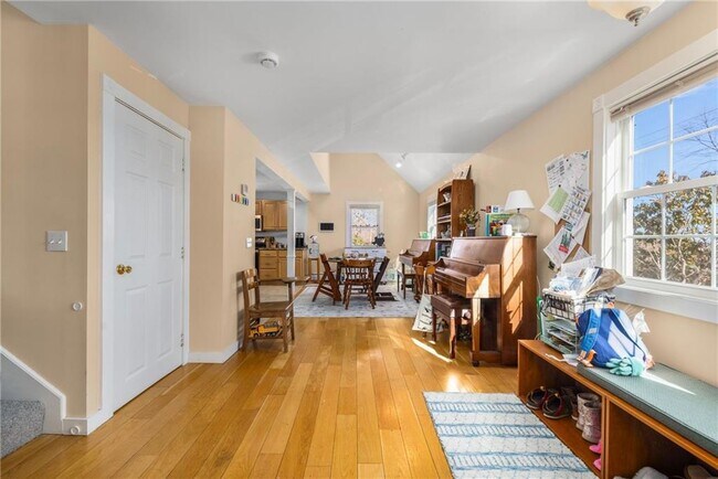 Building Photo - 1059 E Shore Rd