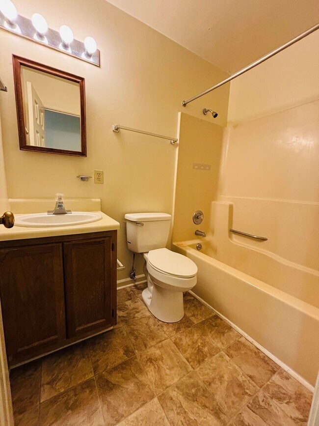 Building Photo - 4 Bedroom 3.5 Bath Townhouse