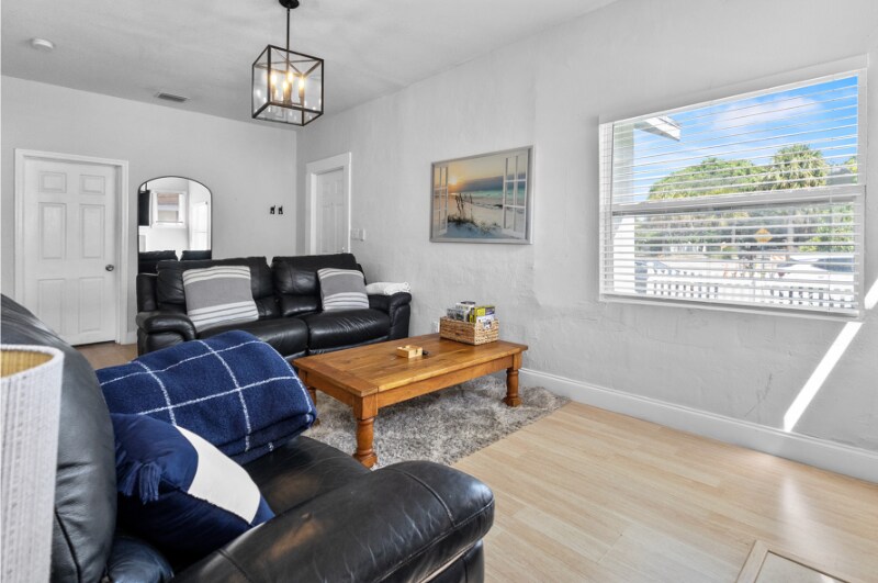 Building Photo - 3421 Pinewood Ave