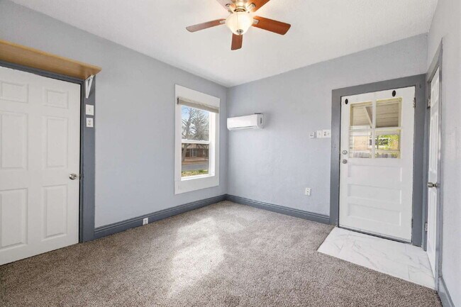 Building Photo - 1 Bed 1 Bath in Delmar Parkway!