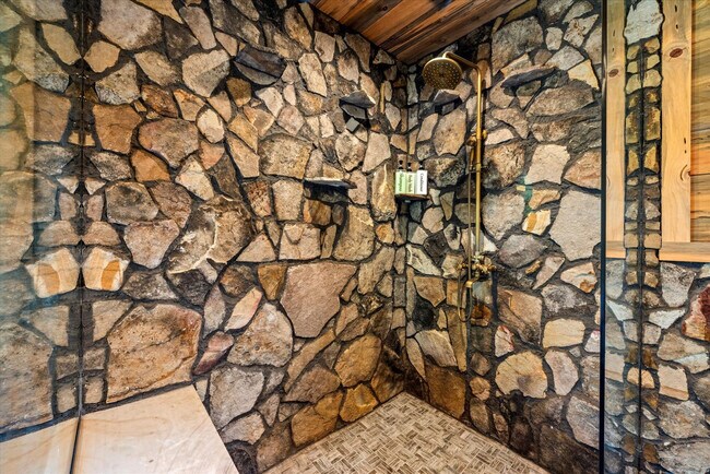 Building Photo - 208 Tunnel Ridge Dr