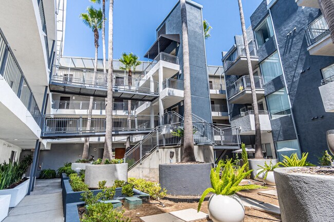 Building Photo - 555 Front St