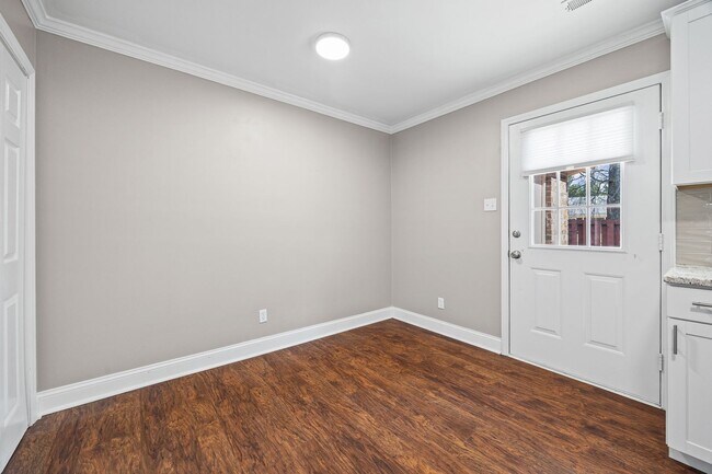 Building Photo - Beautifully updated 2-bed, 1.5 bath Condo in Winn Barr of Rock Hill!