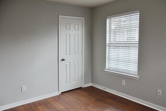 Building Photo - 16016 Summerville Lake Dr