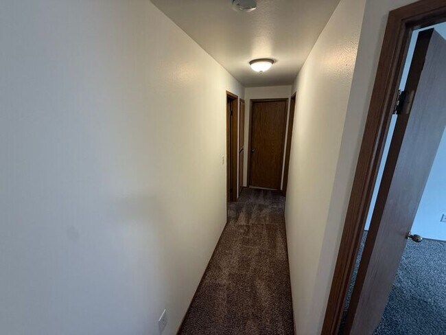 Building Photo - Puyallup 2 PLUS bedroom, 2 bath Large dupl...