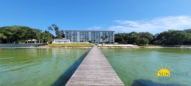 Building Photo - Spacious waterfront furnished condo in Des...