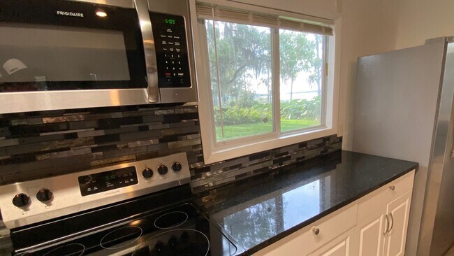 Building Photo - Spectacular Lakeview Home ~ 3 Bed or 2 Bed...