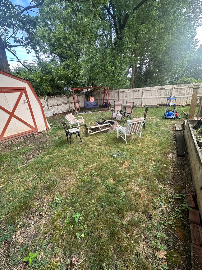 Backyard W/ Shed - 1420 Meadow Rd