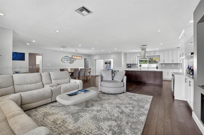 Building Photo - 5660 Golfway Dr