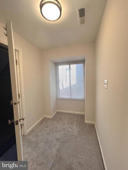 Building Photo - 1705 Mountainview Dr