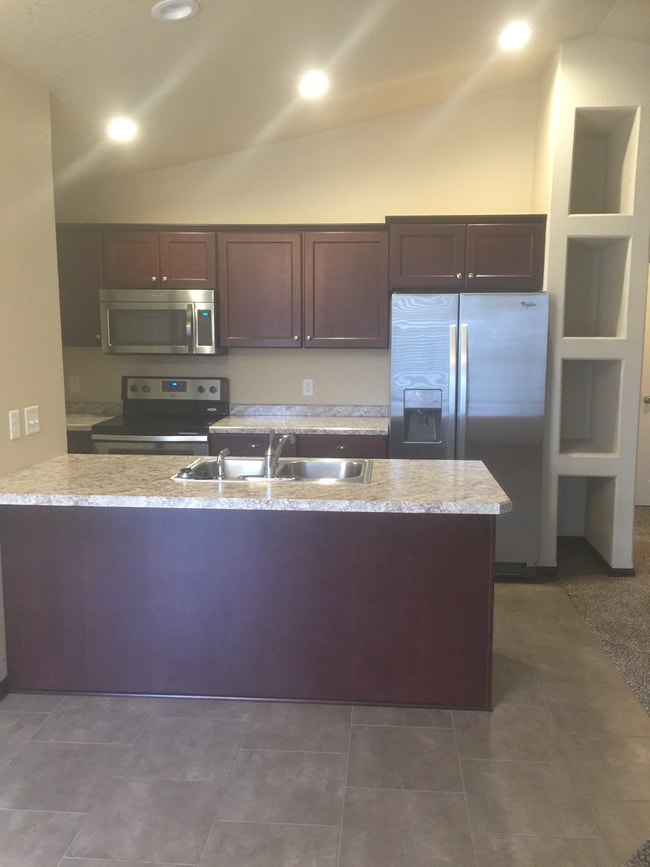 Building Photo - Quality Built Twinhome North Bismarck 2Bedroom 1 1/2 Bath SORRY NO PETS!!