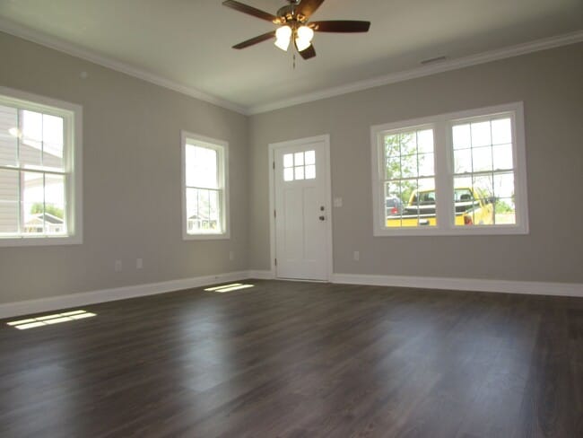 Building Photo - Great 3 Bed/1.5 Bath Home in the Heart of Hickory - Open Floor Plan - Modern Kitchen - Flat Backy...