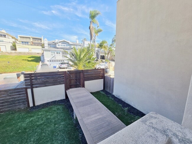 Building Photo - 2070 Oxford Ave