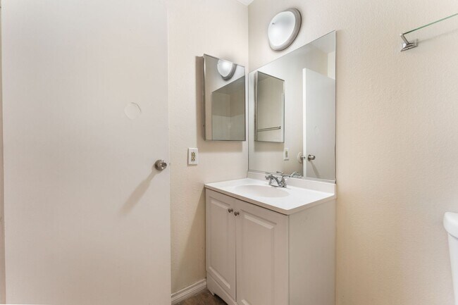 Building Photo - Spacious One-Bedroom Condo for Rent!
