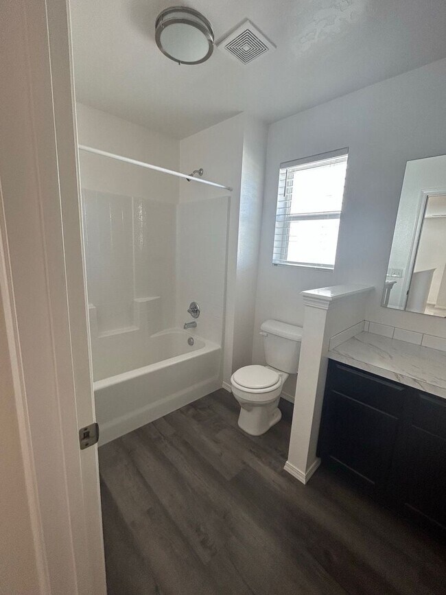 Building Photo - 3 Bedroom plus Loft For Rent! Victory Sout...