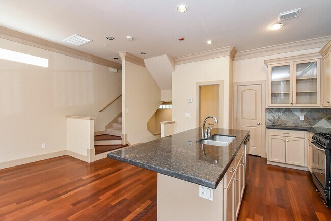 Building Photo - 953 Yale St