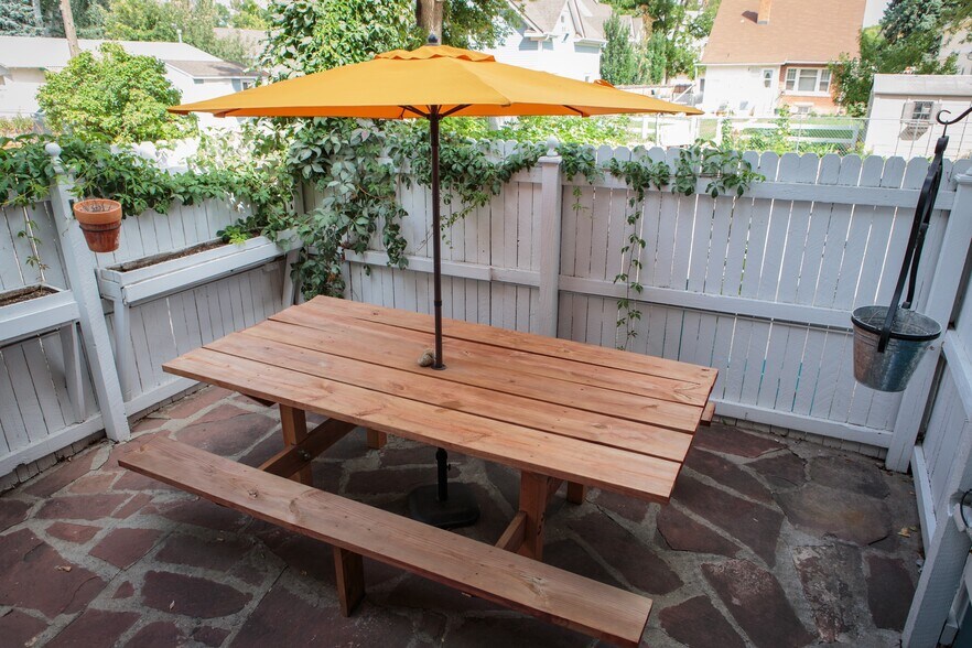 Building Photo - 616 W Mulberry St