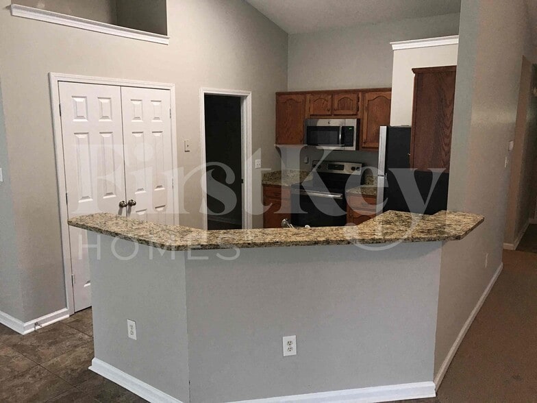 Building Photo - 7800 Parkview Cir E