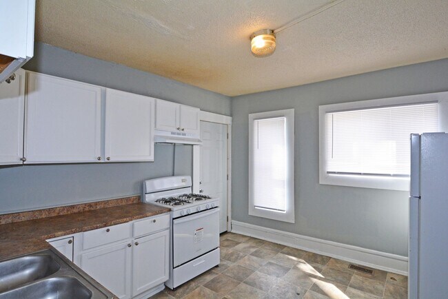 Building Photo - 3-Bed 1-Bath Lower Level Unit in Minneapolis - Available Now!