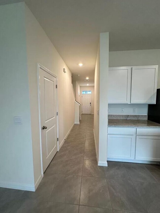 Building Photo - 3 Bedroom 2.5 Bath Townhouse