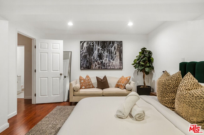 Building Photo - 917 N Curson Ave