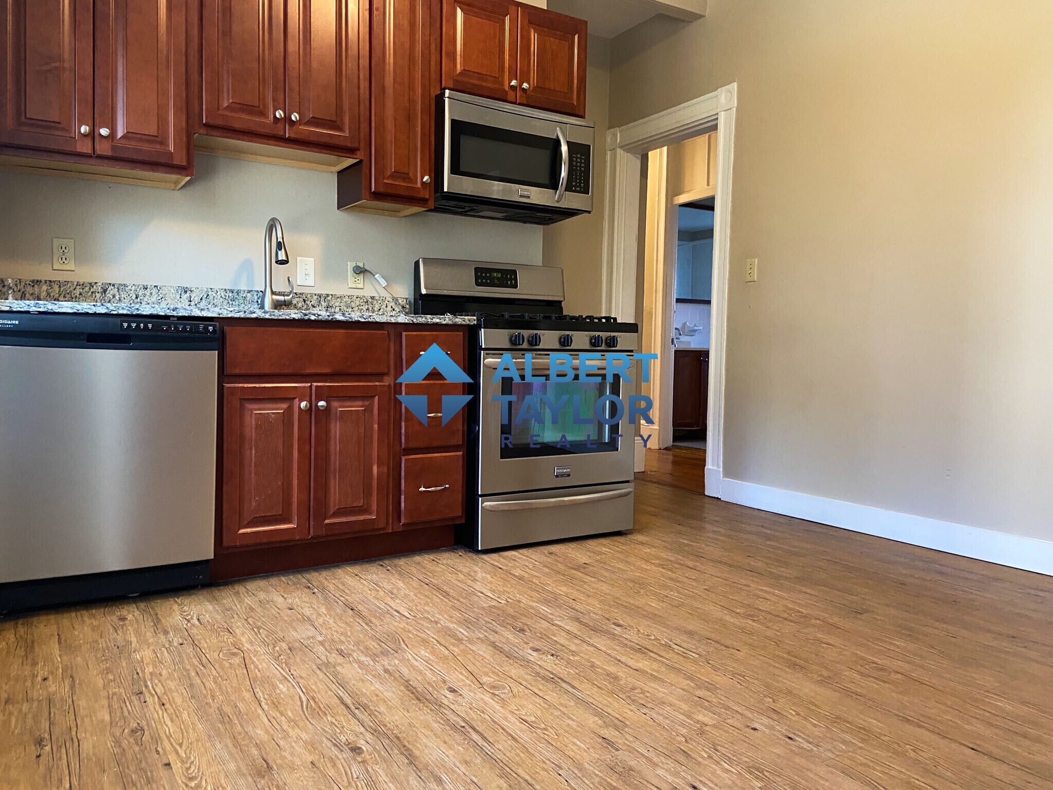 Building Photo - 8 Sunset St